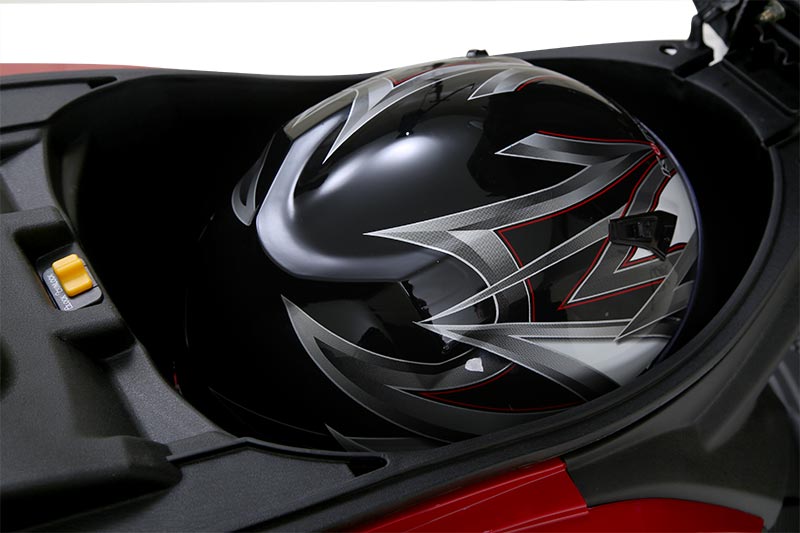 04-JET-14_Luggage-box-with-helmet